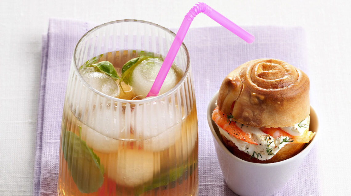 bicchiere con tè freddo e brioche ai gamberi