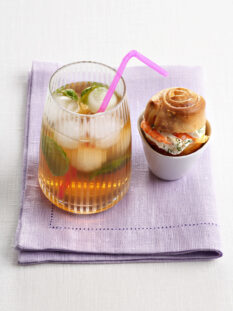 bicchiere con tè freddo e brioche ai gamberi