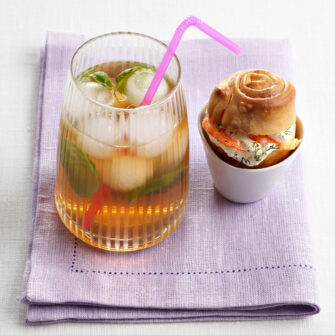bicchiere con tè freddo e brioche ai gamberi