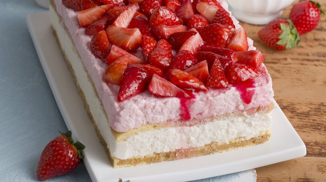 tiramisù alle fragole su un piattino