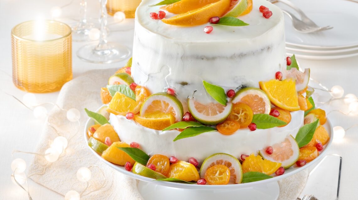 torta a strati con glassa bianca e agrumi