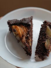 fetta di tiorta rustica al cioccolato con frutta e cannella