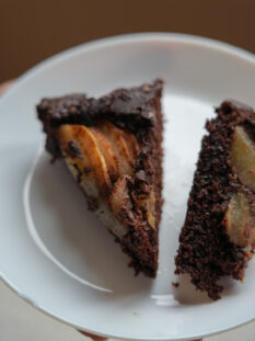 fetta di tiorta rustica al cioccolato con frutta e cannella