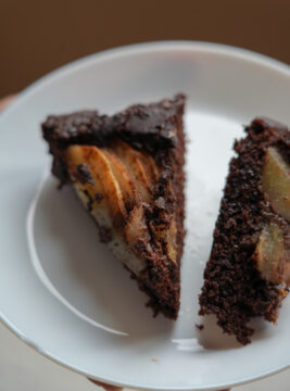 fetta di tiorta rustica al cioccolato con frutta e cannella