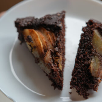 fetta di tiorta rustica al cioccolato con frutta e cannella