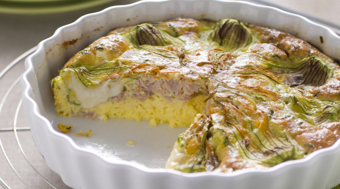 tortilla al forno con fiori di zucca in una pirofila