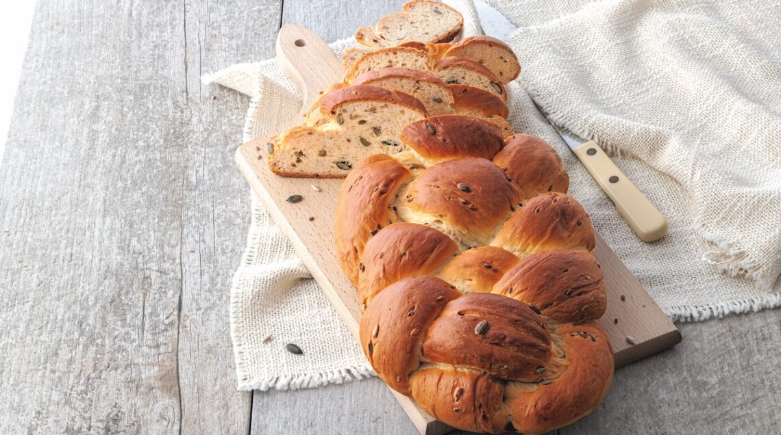 treccia di pane ai semi