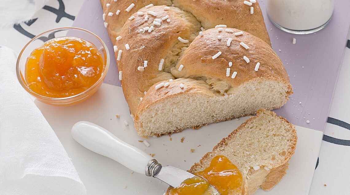 treccia al latte affettata e spalmata con confettura