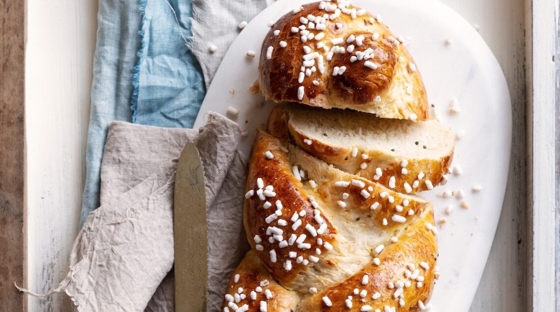 treccia di pan brioche con granella di zucchero