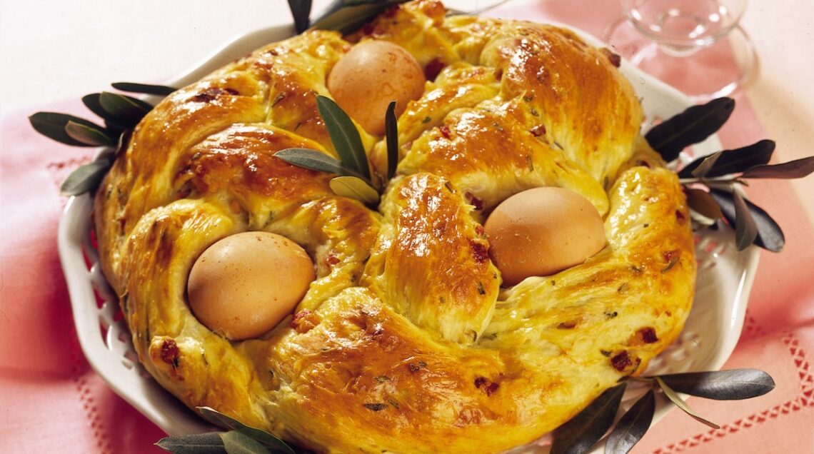 treccia di pane arrotolata con uova e foglie di ulivo