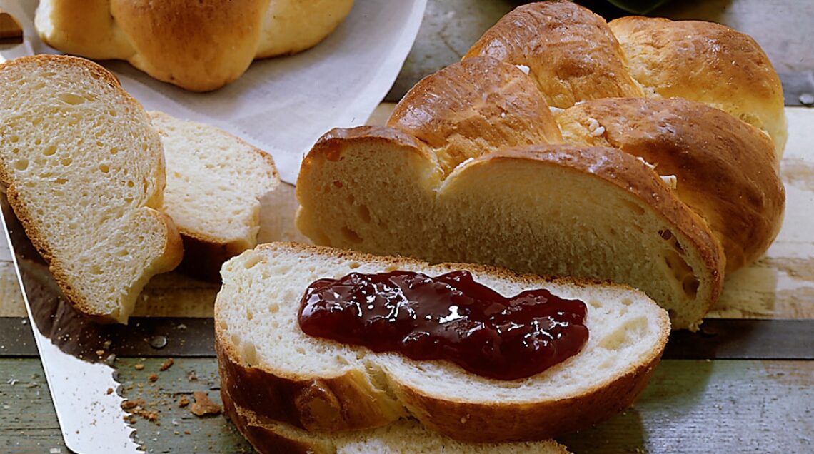 treccia di pane dolce al latte con confettura rossa