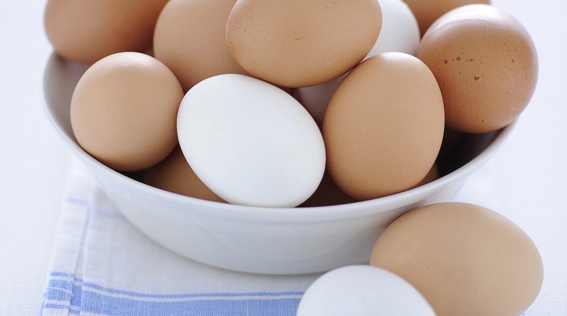 uova bianche e marroni in una ciotola