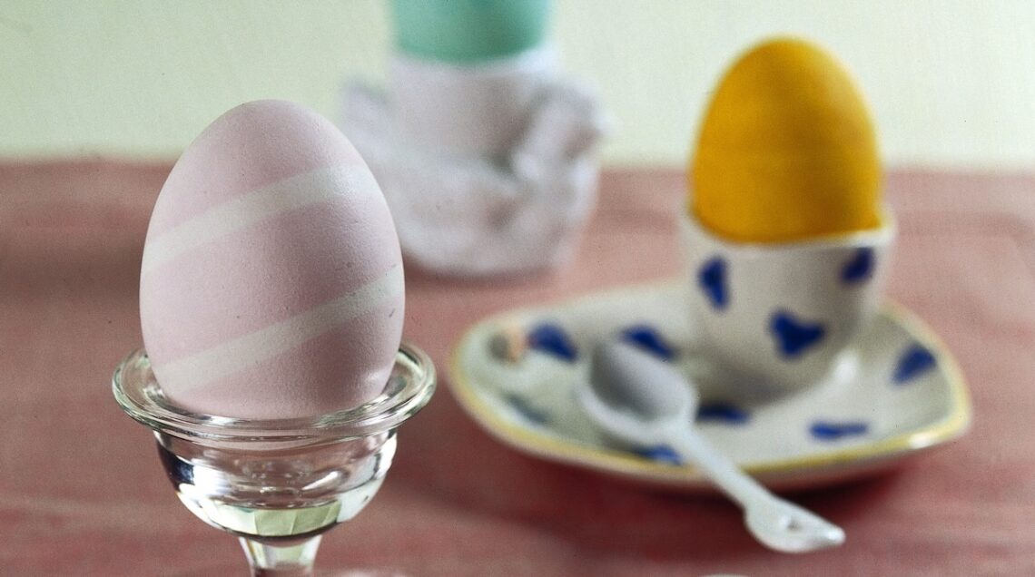 uova colorate con colori naturali su portauova