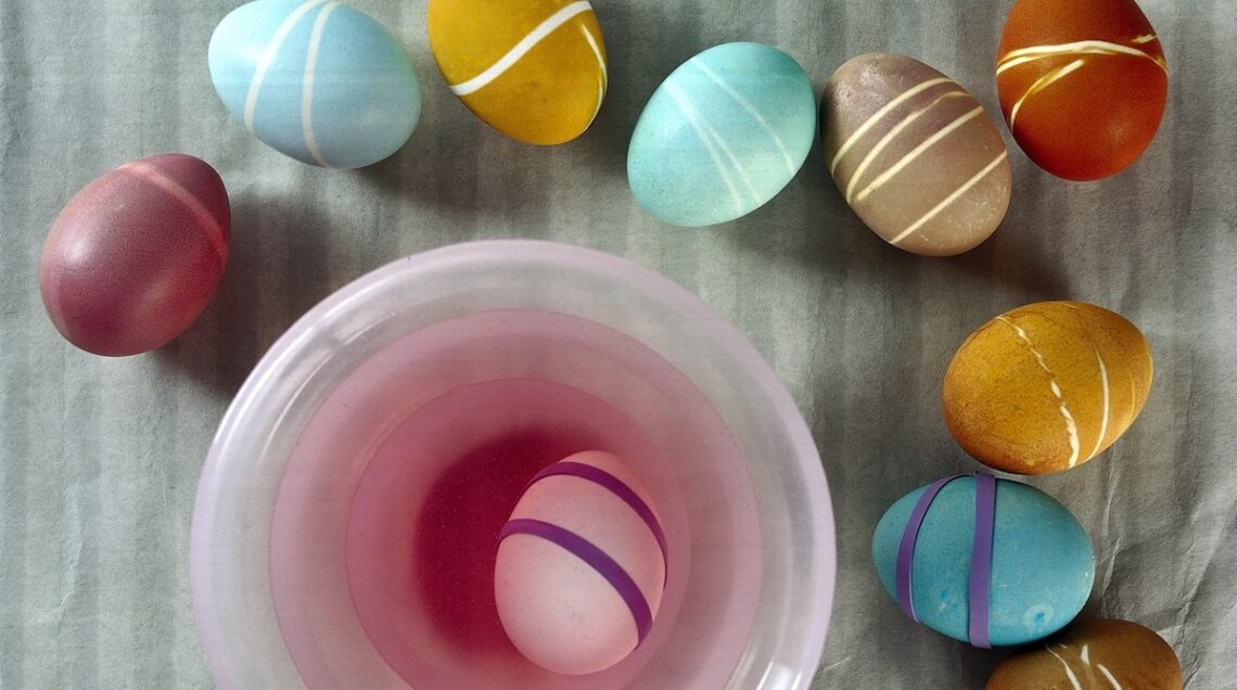 uova colorate su un tavolo e in ammollo