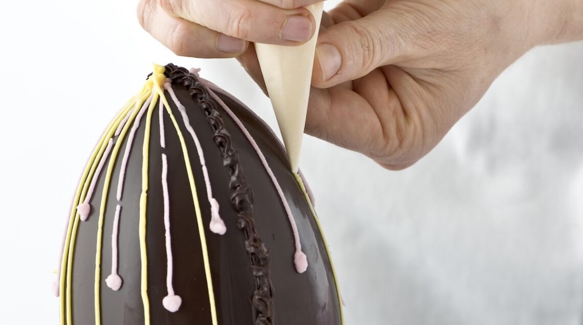 uovo decorato con sottili fili di glassa