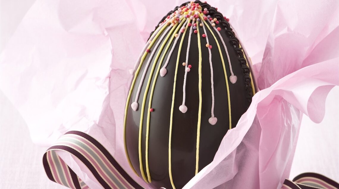 uovo di Pasqua nella carta velina rosa