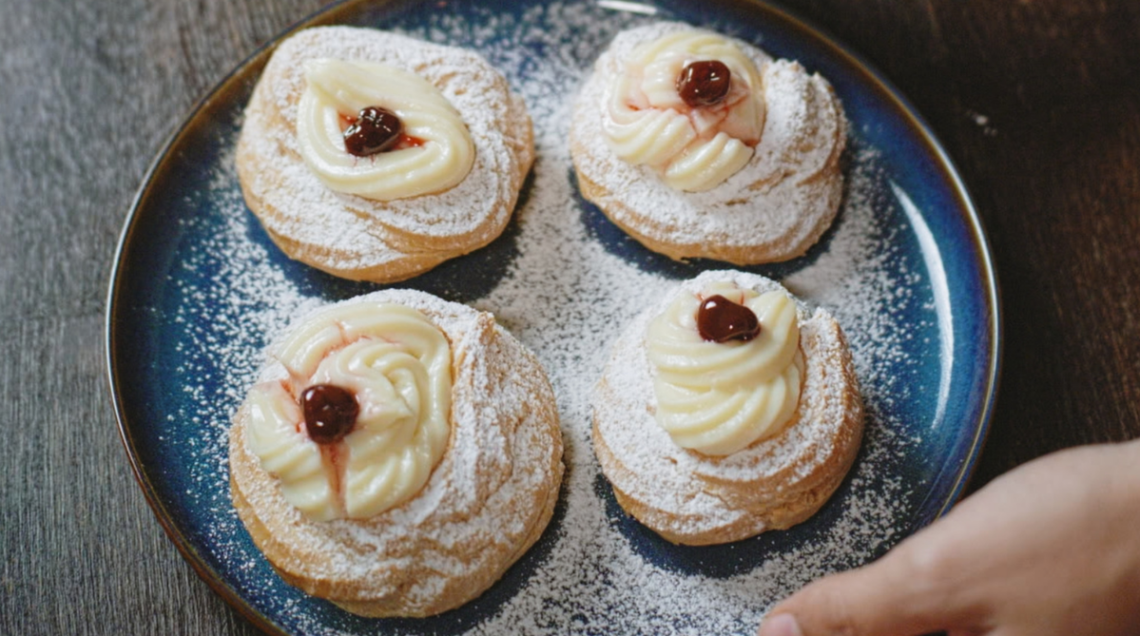 Zeppole con crema e amarene