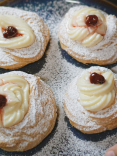Zeppole con crema e amarene