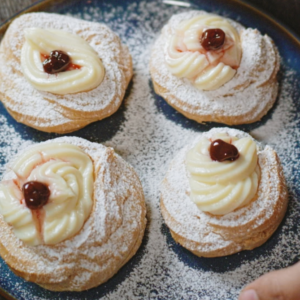 Zeppole con crema e amarene