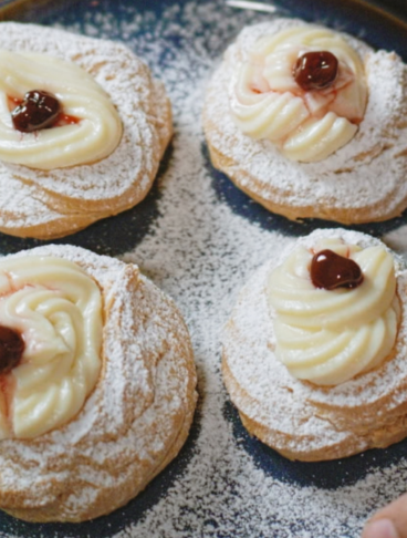 Zeppole con crema e amarene