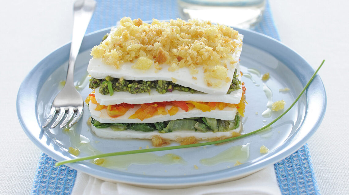 Millefoglie salata di formaggio, peperoni, lattuga con pistacchi