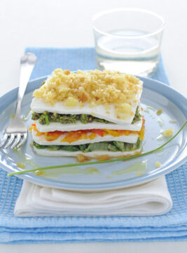 Millefoglie salata di formaggio, peperoni, lattuga con pistacchi