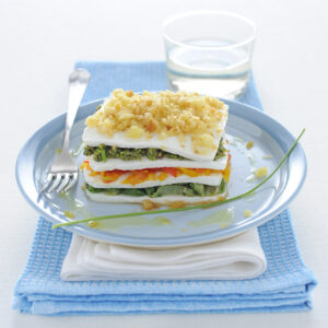 Millefoglie salata di formaggio, peperoni, lattuga con pistacchi