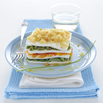 Millefoglie salata di formaggio, peperoni, lattuga con pistacchi