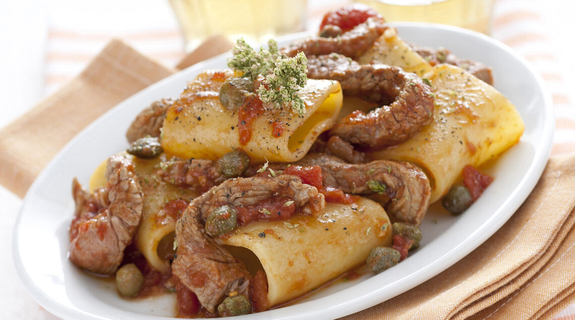 Pasta alla pizzaiola con straccetti di manzo e capperi