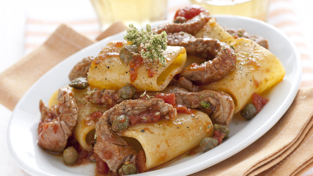 Pasta alla pizzaiola con straccetti di manzo e capperi