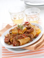 Pasta alla pizzaiola con straccetti di manzo e capperi