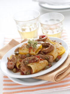 Pasta alla pizzaiola con straccetti di manzo e capperi