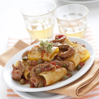 Pasta alla pizzaiola con straccetti di manzo e capperi