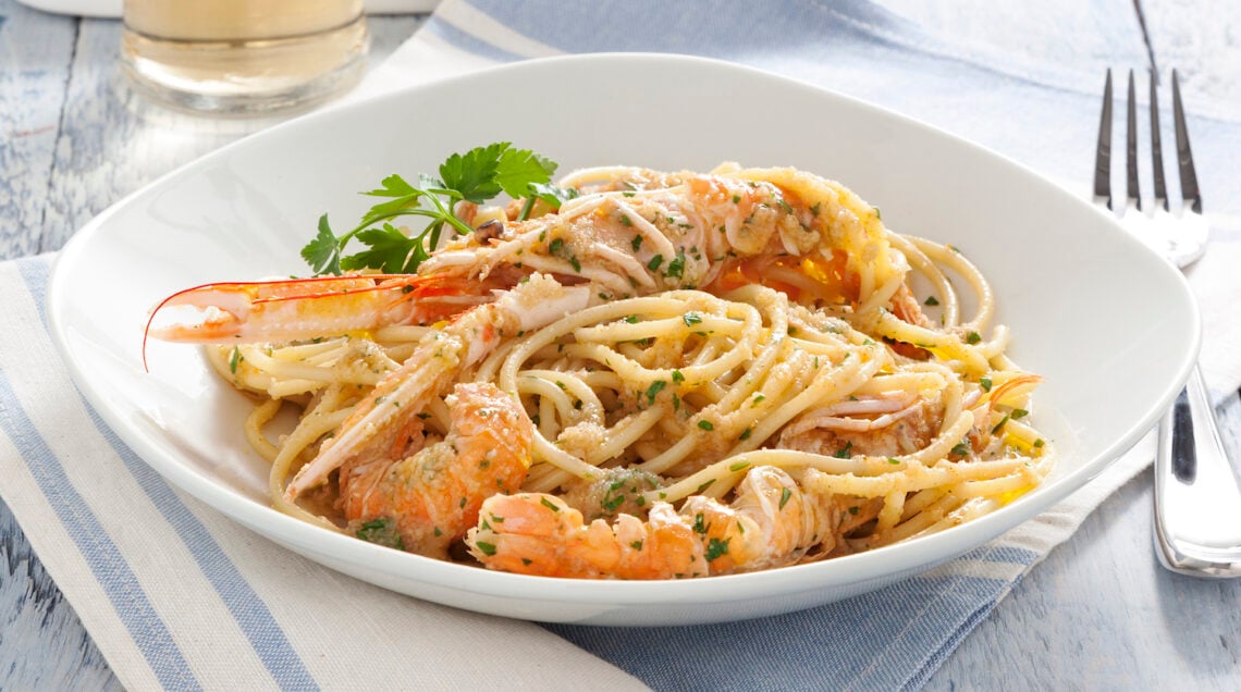 Spaghetti alla busara bianca di scampi e paprica e pangrattato