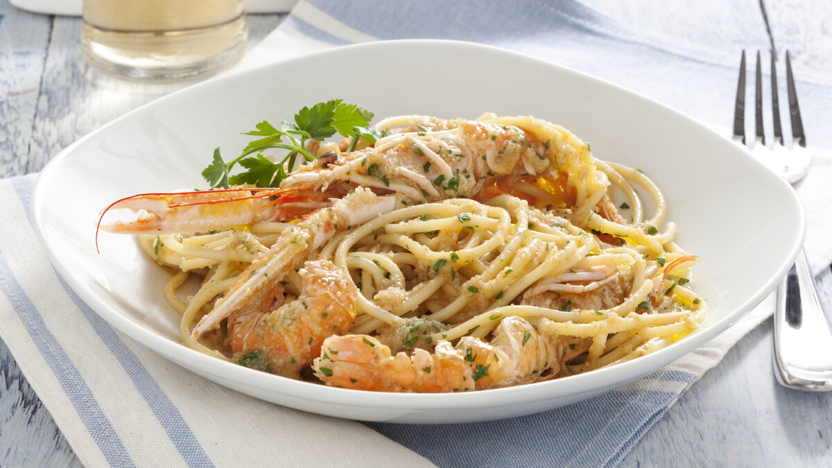 Spaghetti alla busara bianca di scampi e paprica