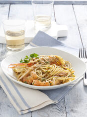 Spaghetti alla busara bianca di scampi e paprica e pangrattato