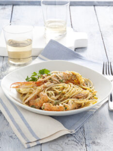 Spaghetti alla busara bianca di scampi e paprica e pangrattato
