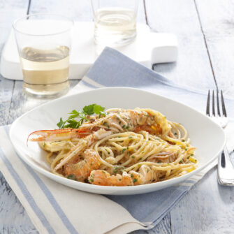 Spaghetti alla busara bianca di scampi e paprica e pangrattato