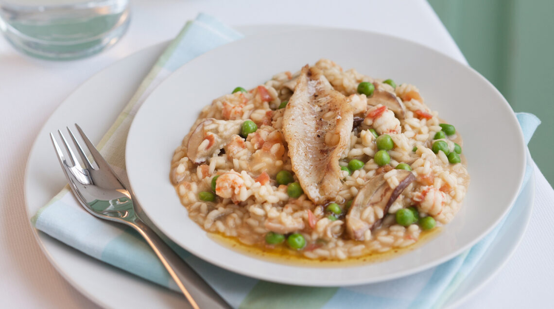 piatto di risotto con ortaggi e filetti di persico