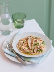 piatto di risotto con ortaggi e filetti di persico