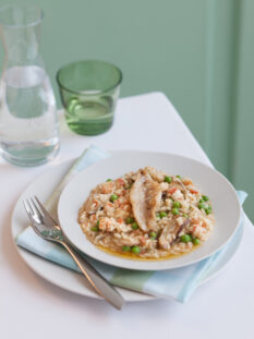 piatto di risotto con ortaggi e filetti di persico