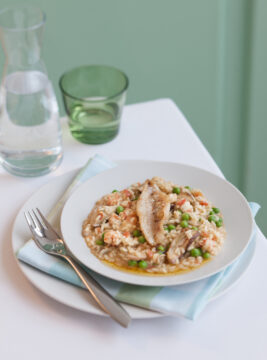 piatto di risotto con ortaggi e filetti di persico