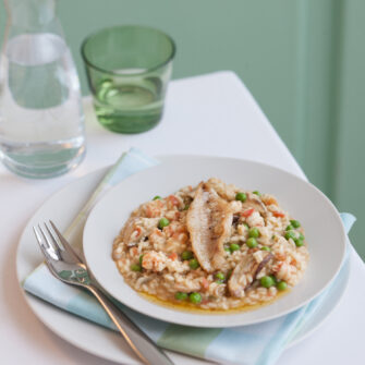 piatto di risotto con ortaggi e filetti di persico
