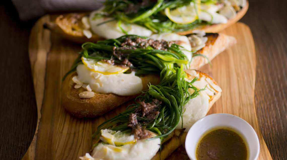 Bruschette agli agretti con bufala e alici calde