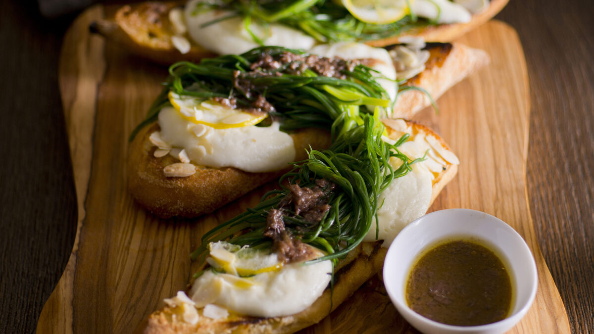 Bruschette agli agretti con bufala e alici calde