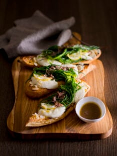 Bruschette agli agretti con bufala e alici calde