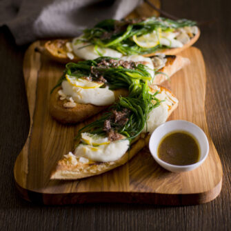 Bruschette agli agretti con bufala e alici calde