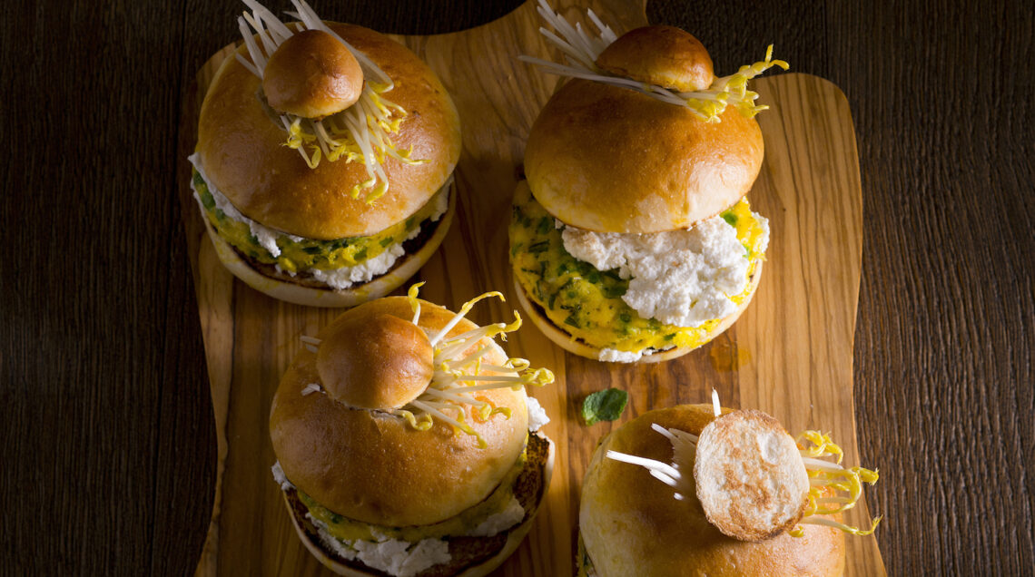 brioche col tuppo farcite con ricotta e piselli