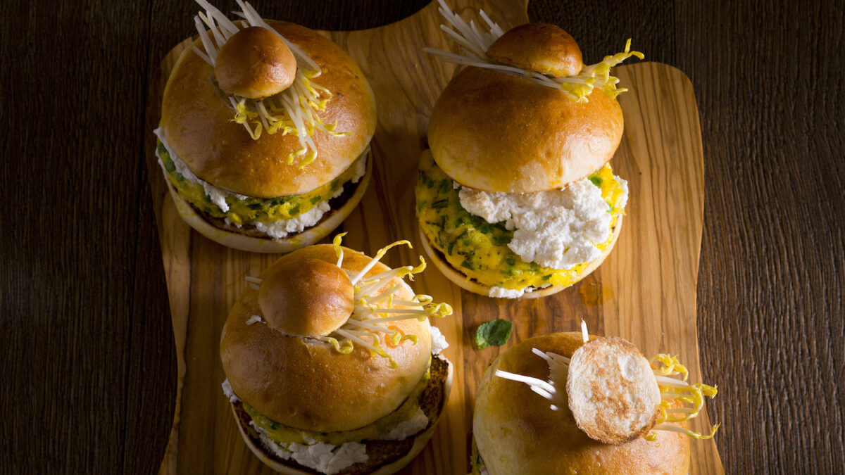 Brioche siciliana con ricotta di pecora e piselli