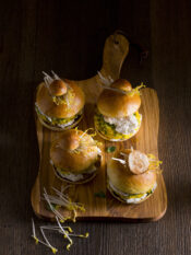 brioche col tuppo farcite con ricotta e piselli